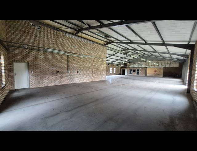 2,450M² WAREHOUSE TO LET IN APEX